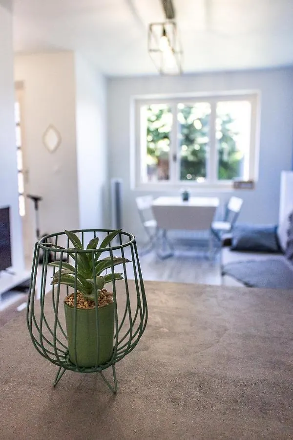 Maisonnette Avec Jardin, Parc Du Chene Apartment Bron
