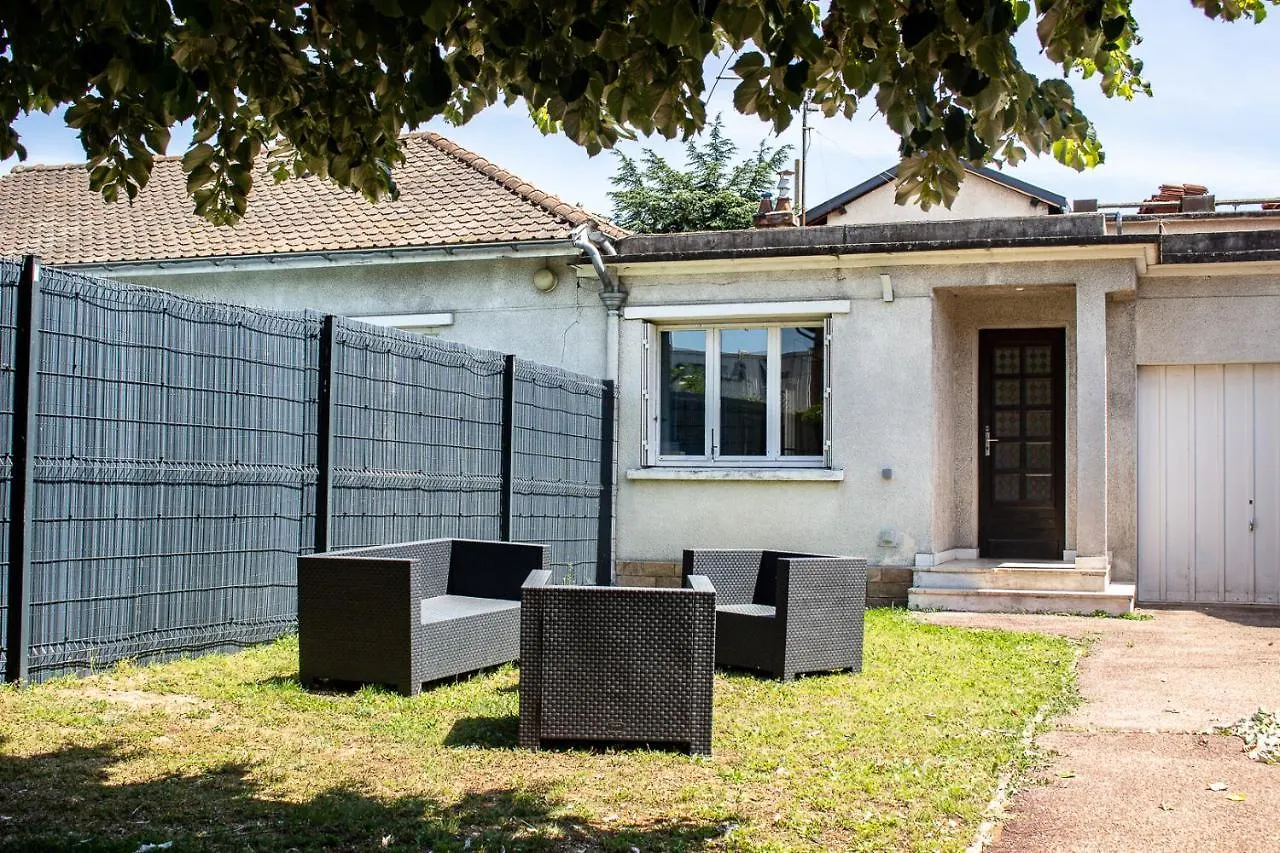 Maisonnette Avec Jardin, Parc Du Chene Apartment Bron